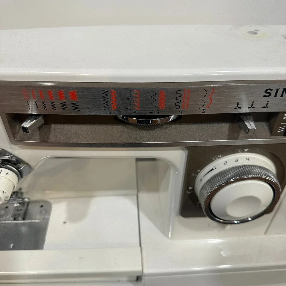 VINTAGE Singer 6110 Sewing Machine White Free Arm Zigzag Stitches Italy Made